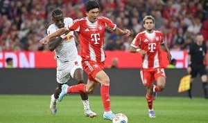 记者：金玟哉的伤情并不严重，他的小腿肌肉出现应激反应