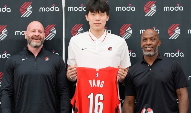 APP下载-美记：开场后杨瀚森的沟通和传球让人很喜欢，他传球时机恰到好处