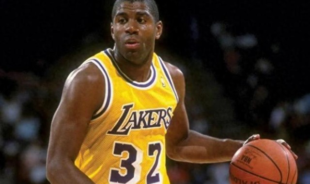 如果NBA历史上各位置最强的5个球员组队，能拿多少个冠军？